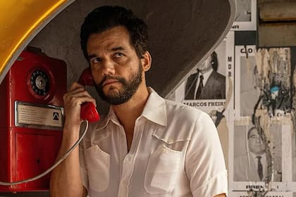 Wagner Moura, protagonista de El agente secreto, en una de las escenas más icónicas de la película