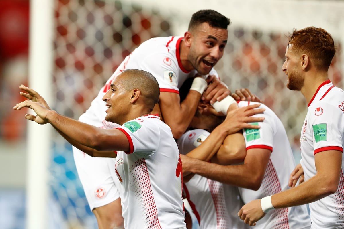 Wahbi Khazri celebra el segundo gol tunecino con sus compañeros