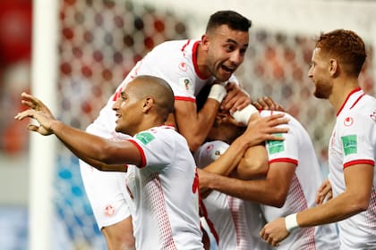 Wahbi Khazri celebra el segundo gol tunecino con sus compañeros