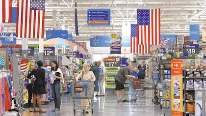 Wal-Mart ha tratado de reducir la congestión de artículos en sus locales, como este de Springdale, Arkansas, con pasillos más anchos.