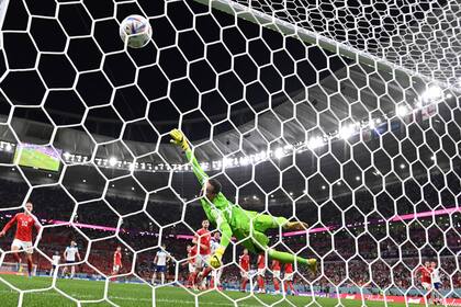 El arquero de Gales Danny Ward no llega a atajar el envío de Rashford, un tiro libre espectacular.