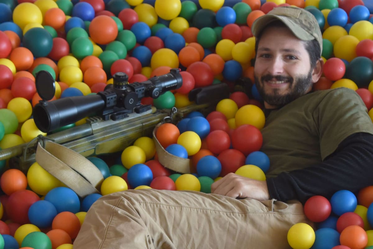 Wali, el "mejor francotirador del mundo" y exsoldado en Quebec, dentro de una piscina de pelotas.