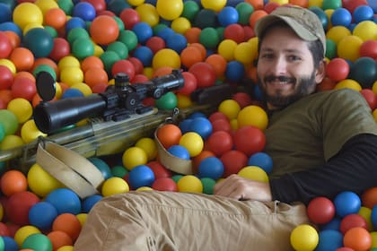 Wali, el "mejor francotirador del mundo", se fotografió dentro de un pelotero