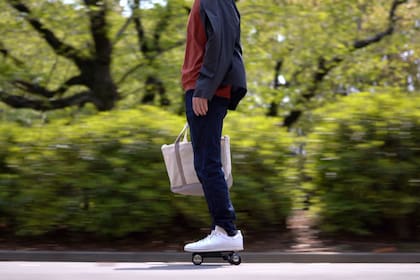 Walkcar es un vehículo eléctrico creado por la firma japonesa Cocoa Motors que se controla con el movimiento del cuerpo, de una forma similar a los retirados Segway