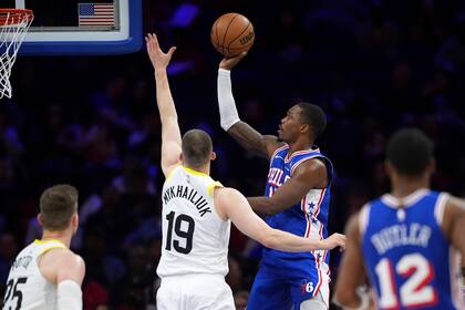 Walker anota 25 y 76ers abren ventaja de 22 en último cuarto para vencer 126-122 al Jazz