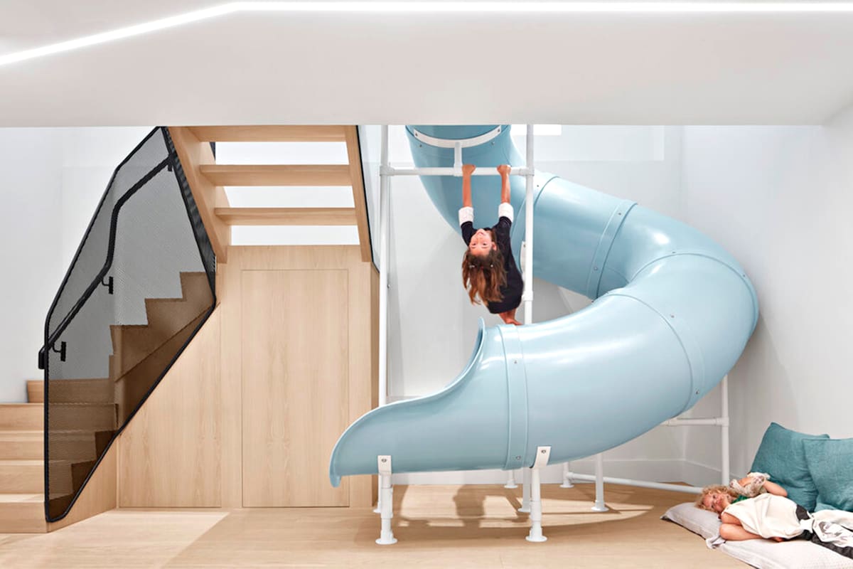 Walker House tiene un tobogán celeste que une la planta baja con el sótano de la casa