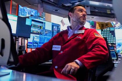 Wall Street cae nuevamente mientras más empresas detallan daños por guerra comercial de EEUU