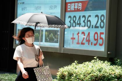 Wall Street cae y el petróleo sube mientras Trump insta a Irán a rendirse