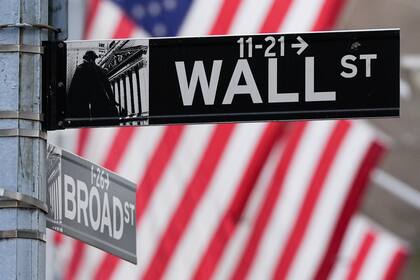 Wall Street cierra a la baja en un día frenético