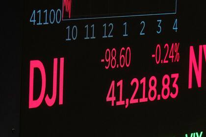 Wall Street cierra a la baja tras nueve días de alzas; precios del petróleo caen