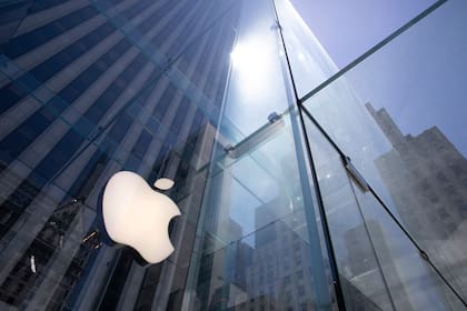 Wall Street cierra al alza tras anuncio de Apple de millonarias inversiones en EEUU