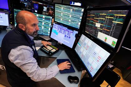Wall Street cierra con movimientos marginales tras rebaja a calificación crediticia de EEUU