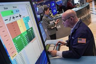 Wall Street se mantiene estable antes del informe del martes sobre el empleo