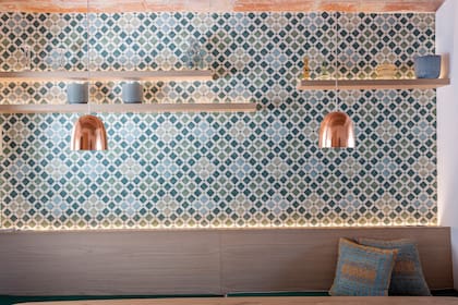 Wallpaper 'Zellige', de Martyn Lawrence Bullard (Cole&Son). Lámparas colgantes 'Speers' en cobre (Blux).
