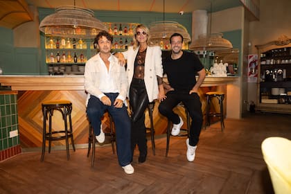 Wally Diamante y el creador de Fabric Sushi, Pablo Dayan, se despiden de Andrea Martínez.