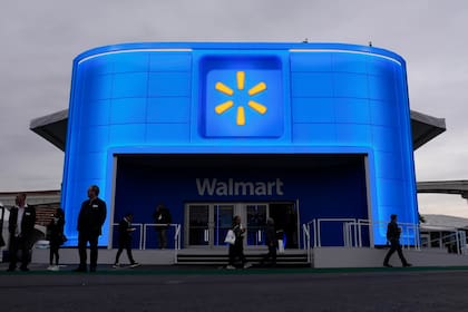 Walmart aumentará el espacio destinado a la recogida y entrega de productos e introducirá una sección Grab & Go (Foto AP /John Locher)