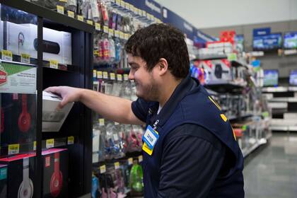 Walmart capacita a sus empleados y ofrece la oportunidad de cubrir sus estudios universitarios