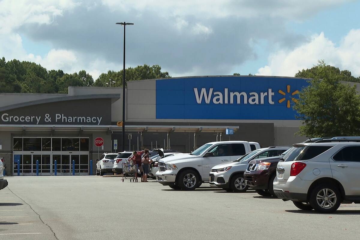 Walmart toma medidas en el estacionamiento para evitar abusos (Archivo)