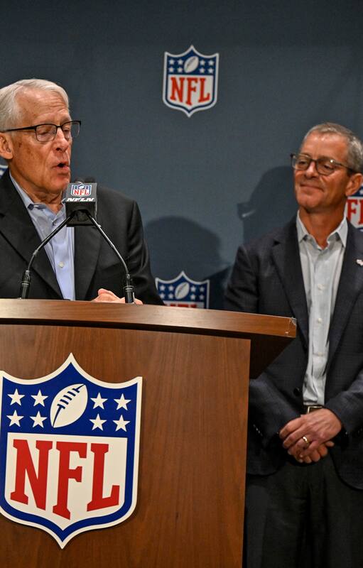 Rob Walton, en el centro, junto a su hija Carrie, a la izquierda, y a la derecha su yerno y heredero al frente de Walmart, Greg Penner (Foto de AAron Ontiveroz/MediaNews Group/The Denver Post via Getty Images)
