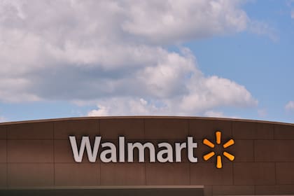 Walmart y Amazon compiten en el mercado físico minorista (Foto AP/Charles Krupa, archivo)