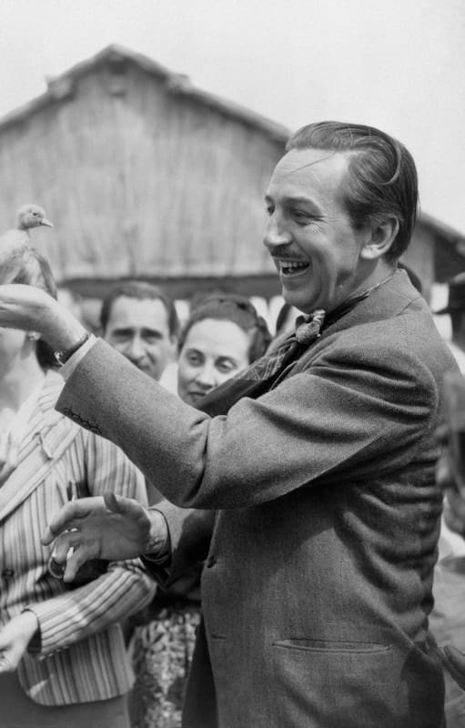 Walt con el patito que la Sra. Molina Campos le ofreció para representar al Pato Donald.