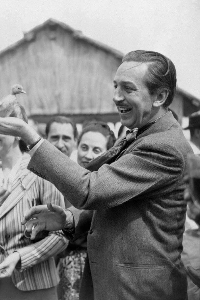 Walt con el patito que la Sra. Molina Campos le ofreció para representar al Pato Donald.