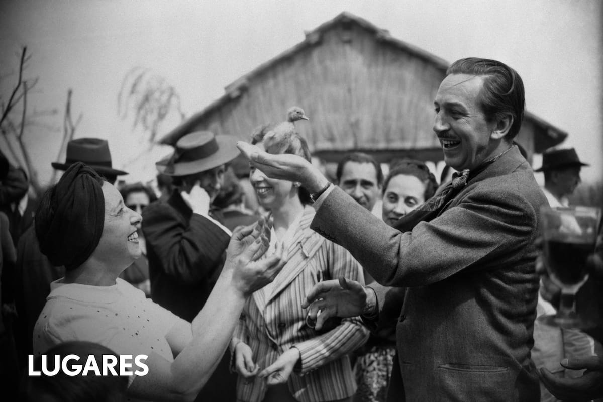 Walt con el patito que la Sra. Molina Campos le ofreció para representar al Pato Donald.