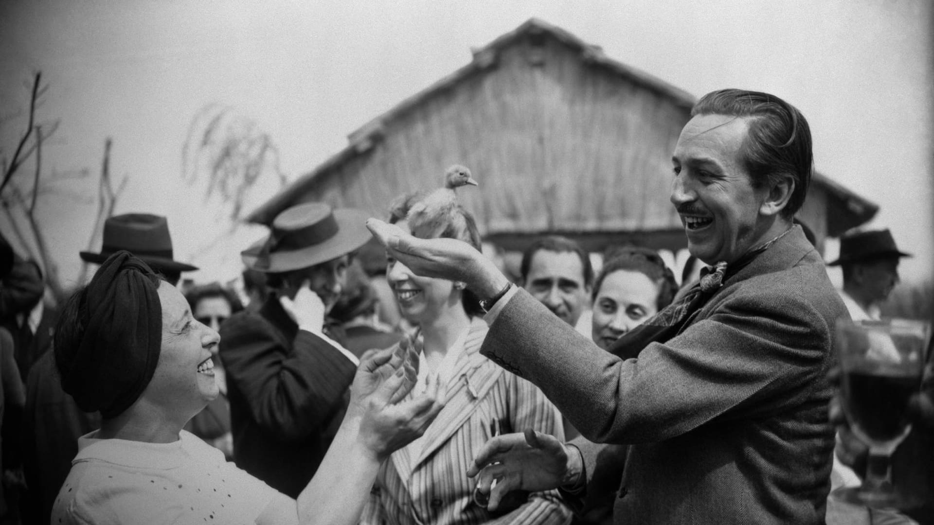 Walt con el patito que la Sra. Molina Campos le ofreció para representar al Pato Donald.