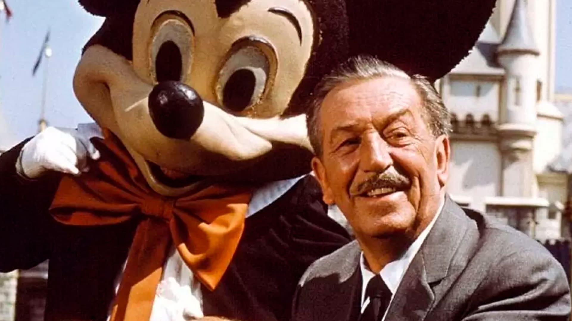 Walt Disney falleció a los 65 años, en diciembre de 1966 y mucha gente cree que desde entonces su cadáver ha sido congelado
