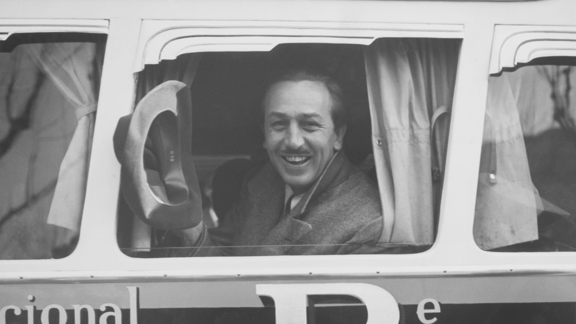 Walt Disney saluda desde la ventana de un ómnibus yendo desde Montevideo a Colonia, Uruguay
