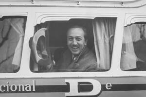 Walt Disney saluda desde la ventana de un ómnibus yendo desde Montevideo a Colonia, Uruguay