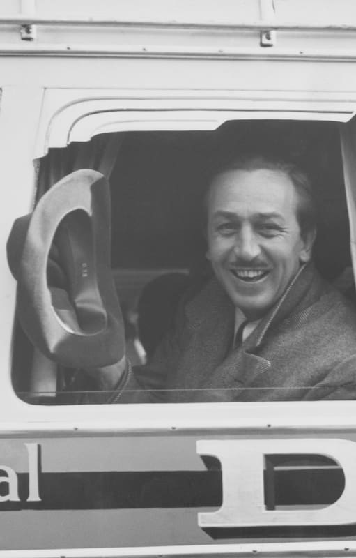Walt Disney saluda desde la ventana de un ómnibus yendo desde Montevideo a Colonia, Uruguay