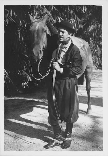 Walt Disney vestido de gaucho en su visita a nuestro país, en 1942