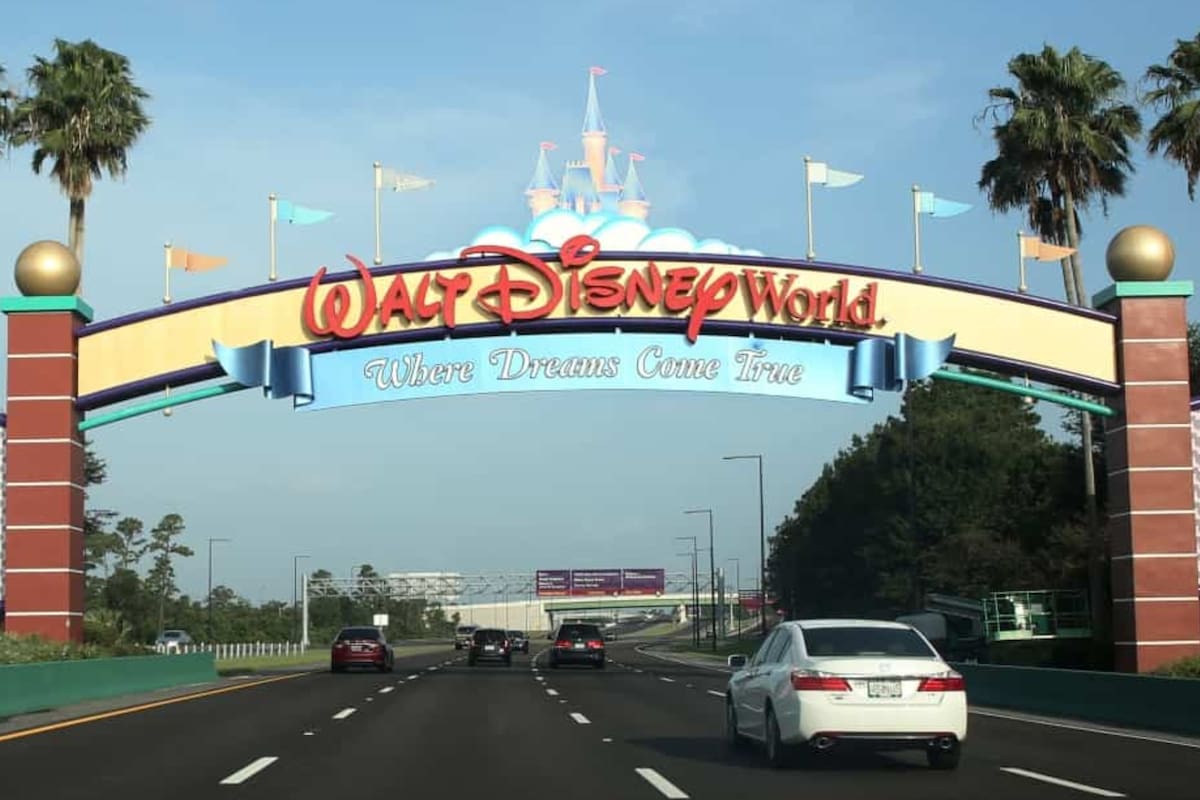Walt Disney World se defiende del intento del gobernador Ron DeSantis de suprimir el Distrito de Mejoras de Reedy Creek (Crédito: AFP)