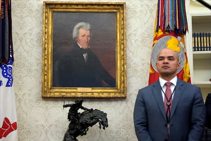 Walt Nauta en la Oficina Oval en la Casa Blanca en Washington, mientras el presidente Donald Trump firma órdenes ejecutivas el 23 de enero del 2025