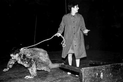 El recordado Walter (Batato) Barea y Vivi Tellas en 1986, en Actos de pasión, interpretando el segmento La mujer y el perro