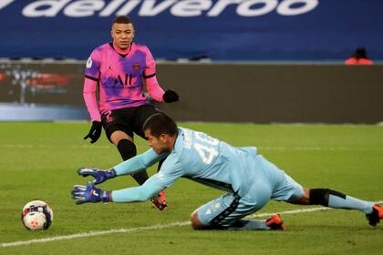 Walter Benítez, arquero surgido en Quilmes, frente a Kylian Mbappé