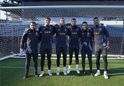 Walter Benítez, en la derecha, junto a los otros arqueros de la selección en la gira por los Estados Unidos