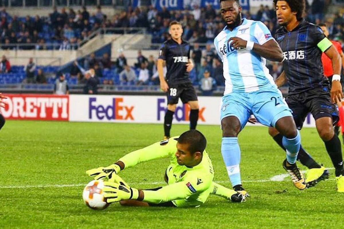 Walter Benítez va al piso para atrapar la pelota; empezará su quinta temporada en Niza