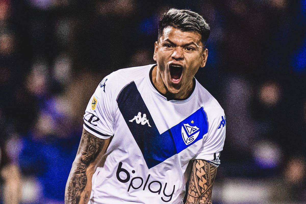 Walter Bou celebra su gol a River, el primero suyo con la camiseta de Vélez