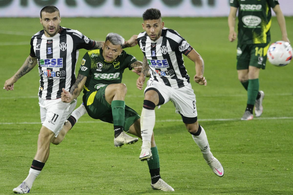 Walter Bou, delantero de Defensa y Justicia, lucha con Sebastián Ribas y Juan Cruz González, de Central Córdoba