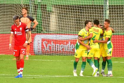 Walter Bou festeja el primer gol de Defensa y Justicia, que enfrenta a Huracán en un encuentro por la Zona B de la Copa de la Liga Profesional.