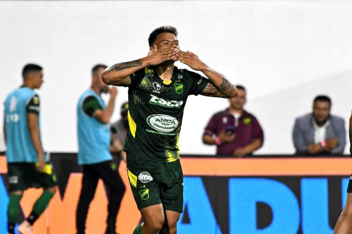 Walter Bou le tira besos a la hinchada de Defensa: hizo el 2-1 ante Lanús, en otra victoria del equipo de Beccacece