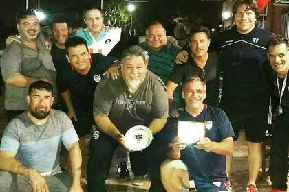 Walter "Buda" Cabrera, atrás, en la visita que justo a comienzos de la pandemia hicieron a Buenos Aires muchos integrantes de Los Maras, el club al que fundó en Río Negro.