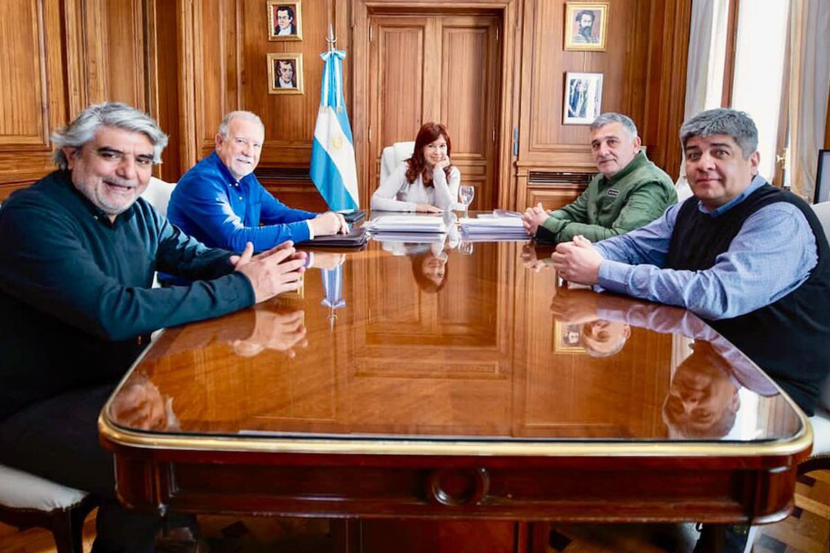 Walter Correa, el primero a la izquierda, hace dos semanas en una reunión con Cristina Kirchner y los sindicalistas Pablo Moyano, Omar Plaini y Mario Manrique