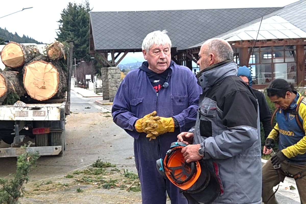 Walter Cortés, al frente de los trabajos (Foto: Gentileza InfoBariloche)