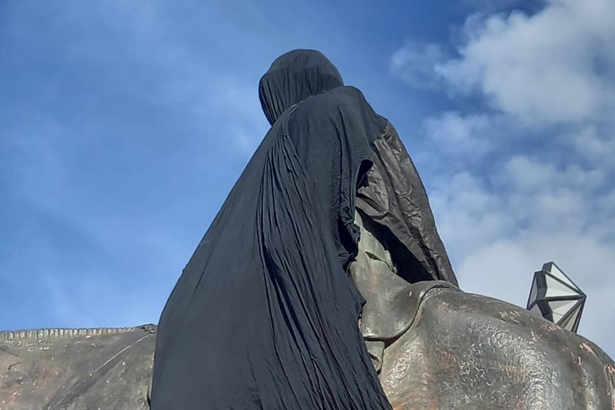 Walter Cortés, intendente de Bariloche, confrontó con manifestantes que taparon el monumento a Roca