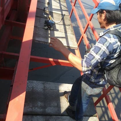 Walter en el el sector del puente donde se cayó una nena y él se arrojó a ayudarla
