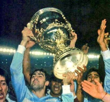 Wálter Fernández levanta la Supercopa ganada por Racing en 1988 tras vencer en la final a Cruzeiro