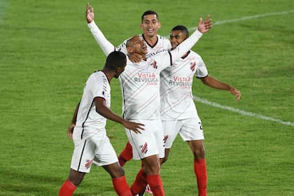 Walter festeja su gol. El futbolista volvió tras dos años de suspensión y le dio el triunfo a Athletico Paranaense